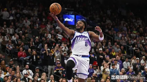 张伟丽成功卫冕UFC女子草量级金腰带，三度夺冠荣耀！